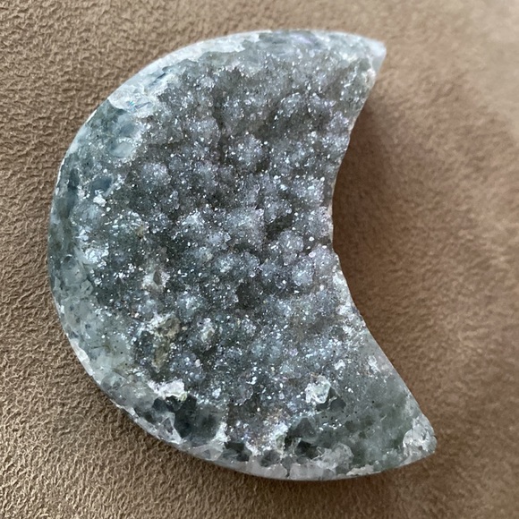 BLK AMETHYST DRUZY MOON. 2.25 X 1.50 X 1/2” - Picture 7 of 16